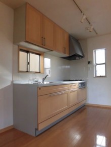 木目のぬくもりが味わい深いキッチンに